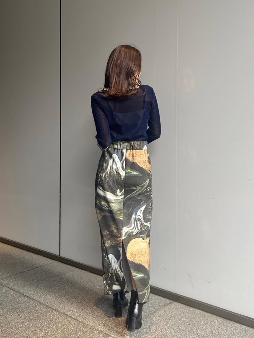 「UNITED TOKYOのバイカラーベロアプルオーバー（Tシャツ/カットソー、ブルー系）」を使った、UNITED TOKYO STAFFさん（レディース・158cm）の秋コーディネートの2枚目の写真