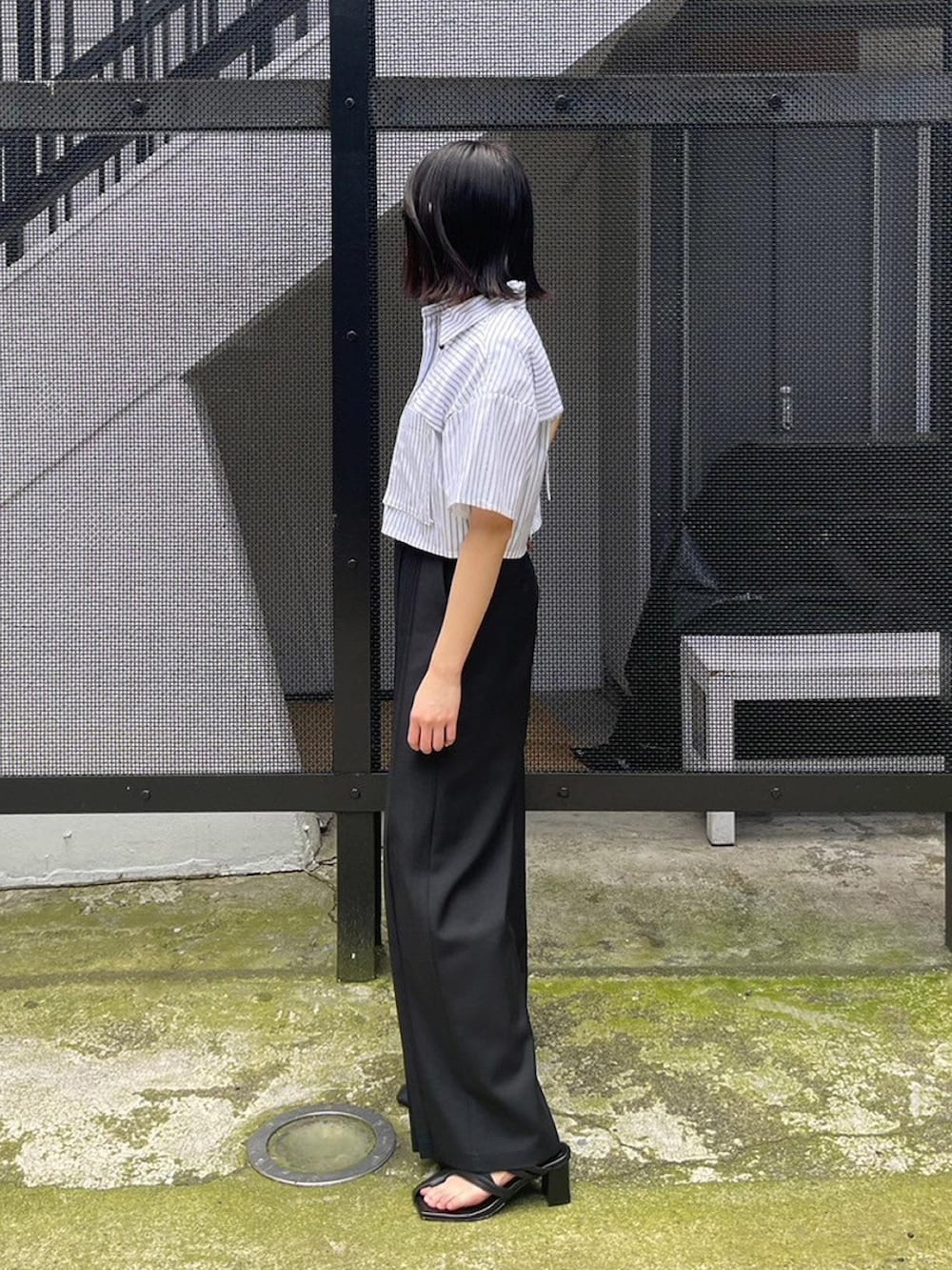 その他のシャツ/ブラウス、ブラック系のその他パンツを着用したレディースの春コーディネートの2枚目の写真