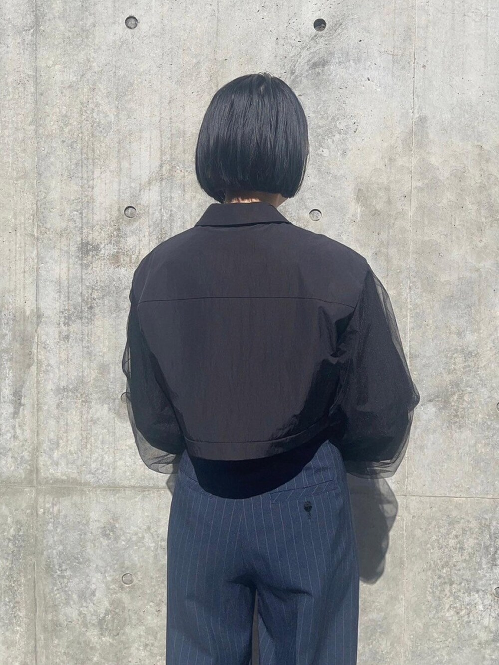 ブラック系のブルゾンを着用したレディースの春コーディネートの6枚目の写真