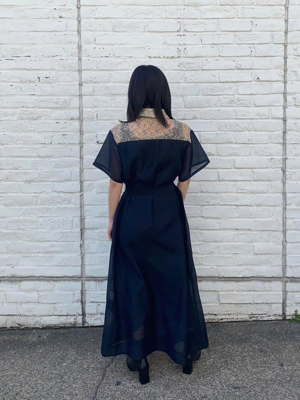 ブルー系のシャツワンピースを着用したレディースの春コーディネートの3枚目の写真