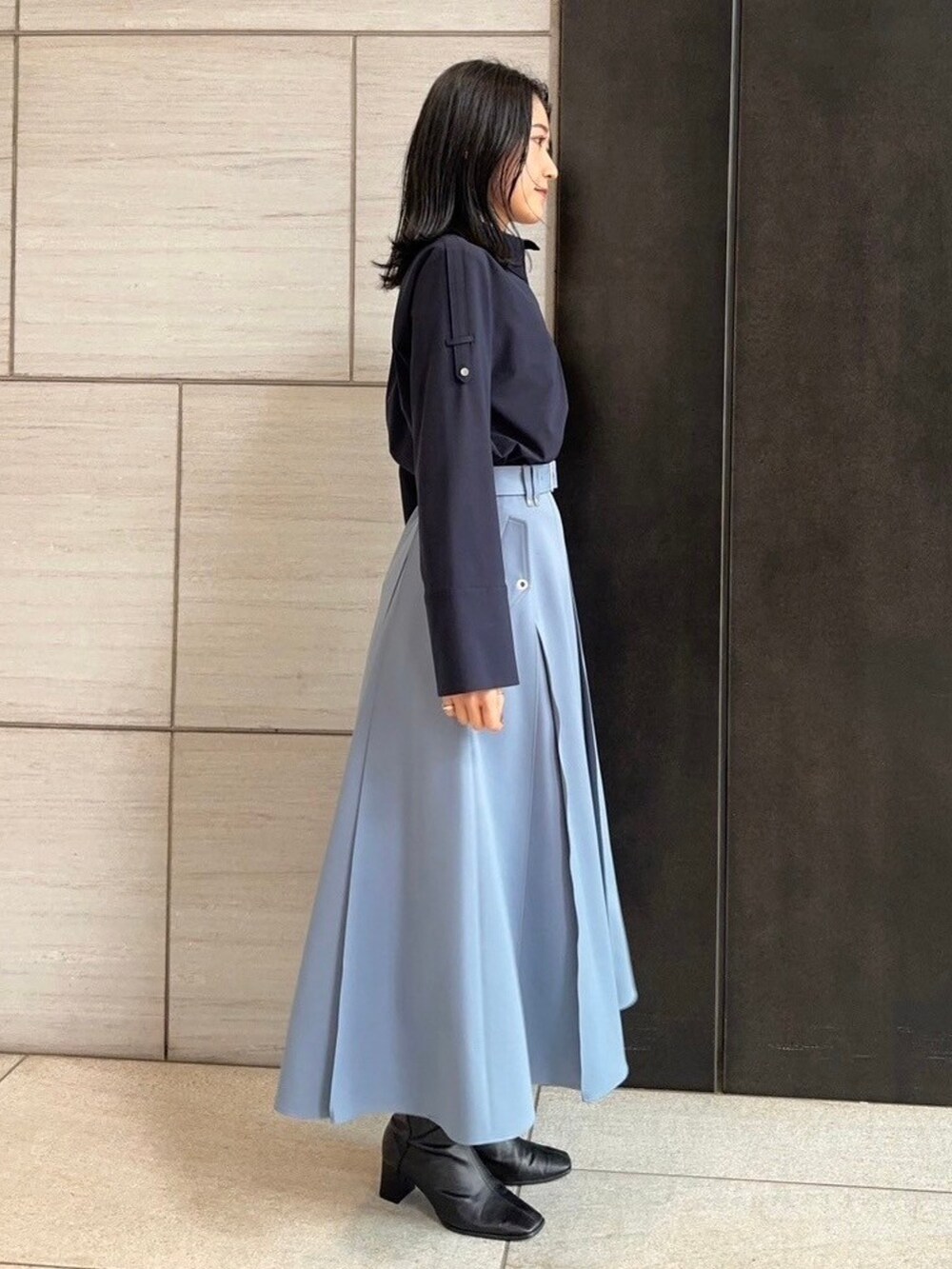 ブルー系のシャツ/ブラウス、ブルー系のスカートを着用したレディースの春コーディネートの2枚目の写真