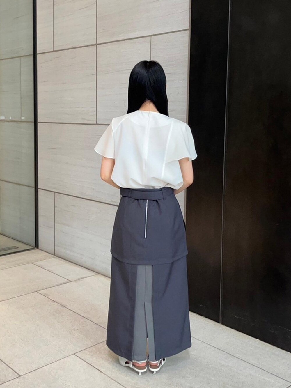 ホワイト系のシャツ/ブラウス、グレー系のスカートを着用したレディースの春コーディネートの3枚目の写真