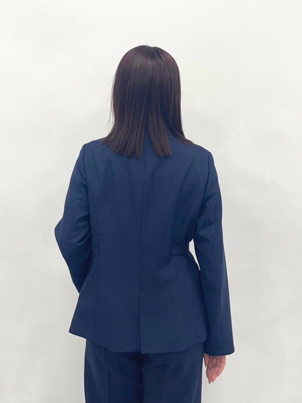 ブルー系のセットアップ、ブルー系のスラックスを着用したレディースの春コーディネートの6枚目の写真