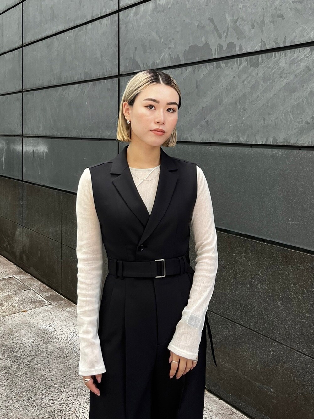 ブラック系のつなぎ/オールインワン、ホワイト系のTシャツ/カットソーを着用したレディースの秋コーディネートの4枚目の写真