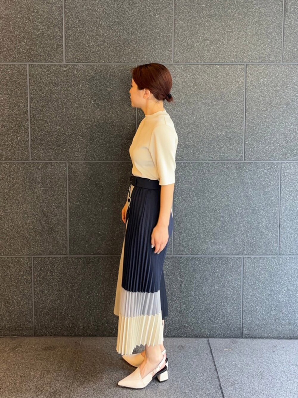 ホワイト系のニット/セーター、ブルー系のスカートを着用したレディースの夏コーディネートの2枚目の写真