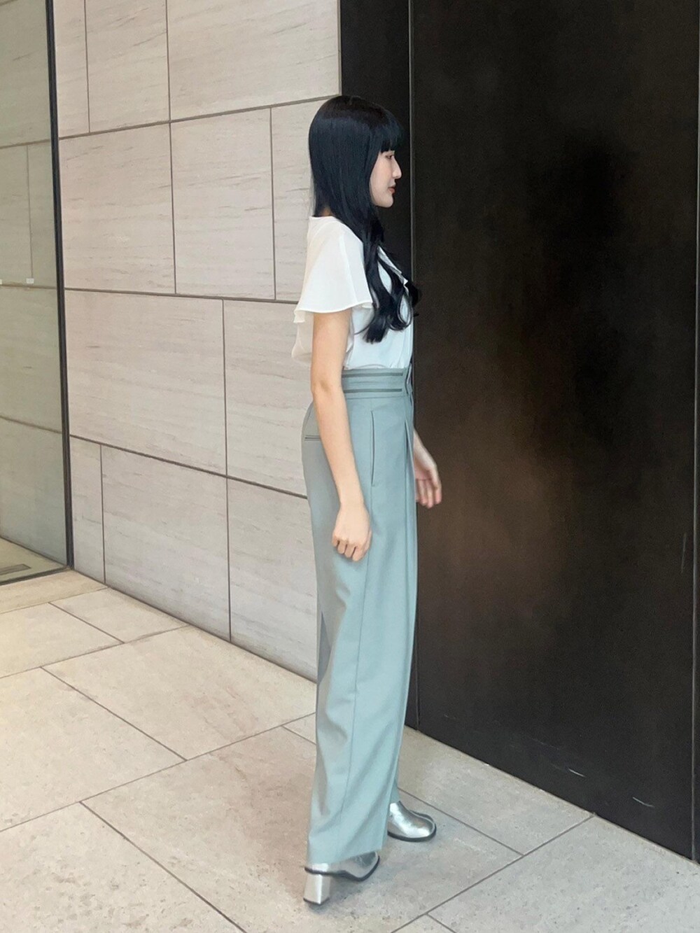 ホワイト系のシャツ/ブラウス、グリーン系のスラックスを着用したレディースの春コーディネートの4枚目の写真