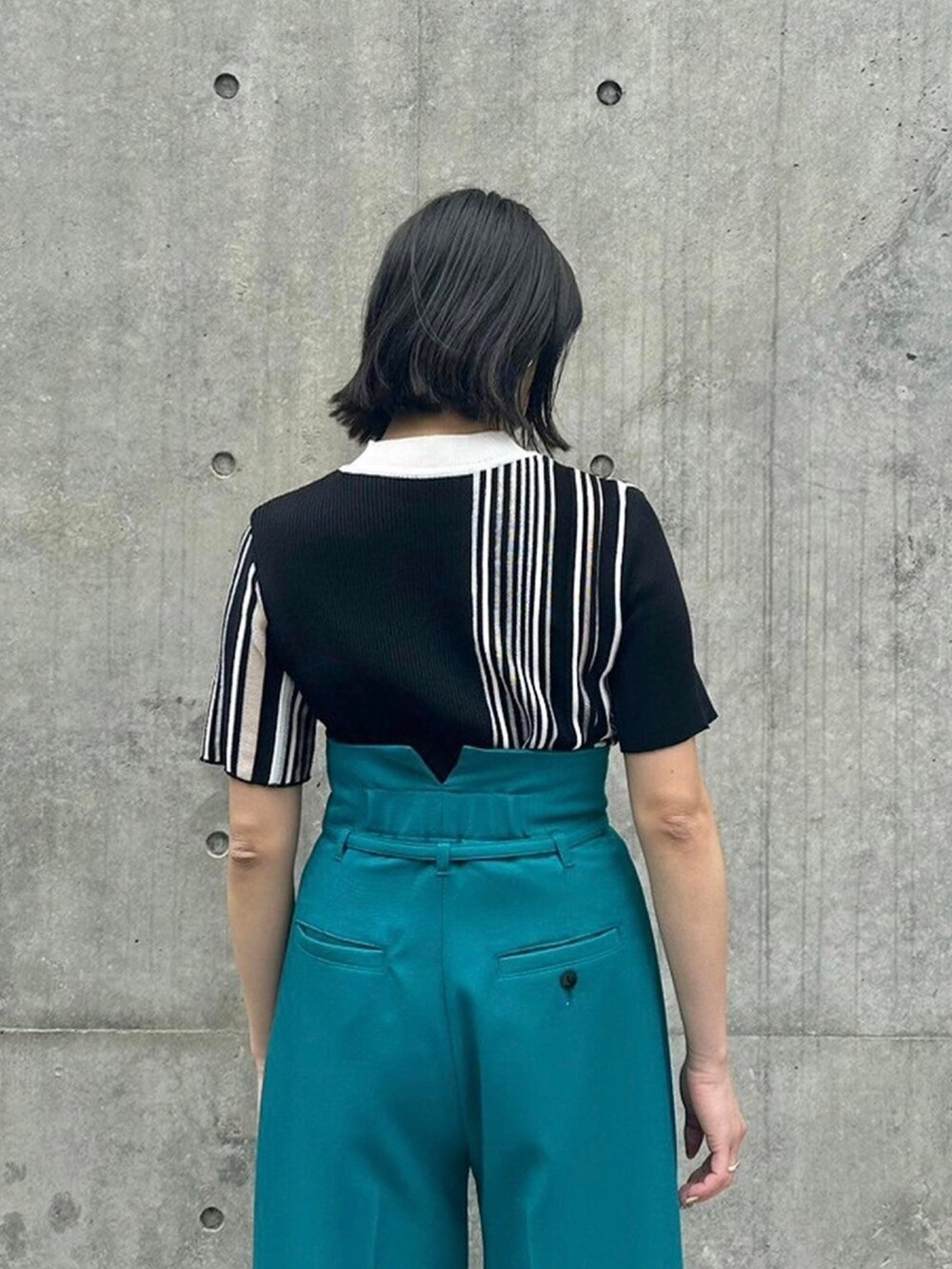 ブラック系のニット/セーターを着用したレディースの春コーディネートの6枚目の写真