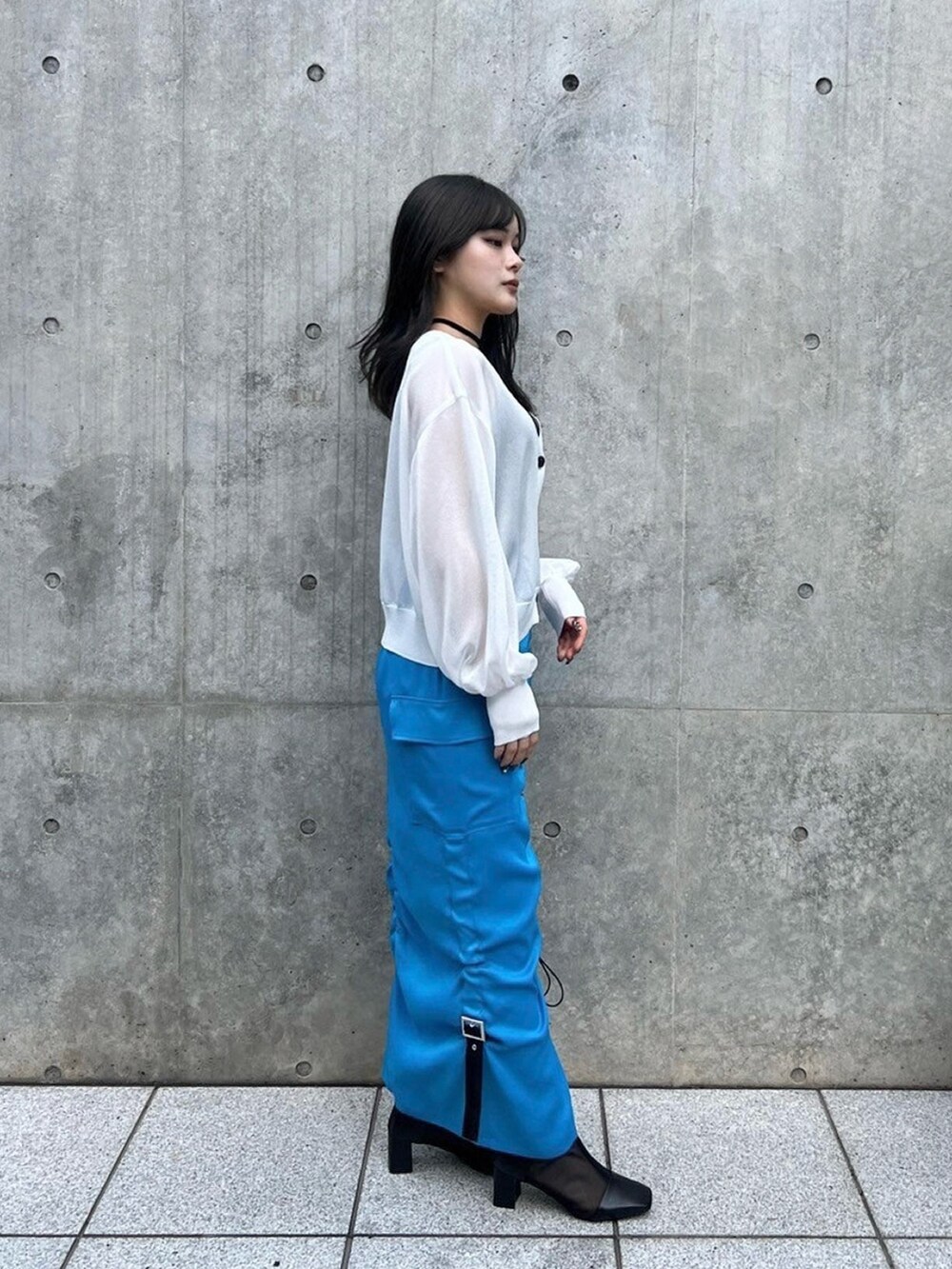 ホワイト系のカーディガン/ボレロ、ブルー系のスカートを着用したレディースの春コーディネートの4枚目の写真