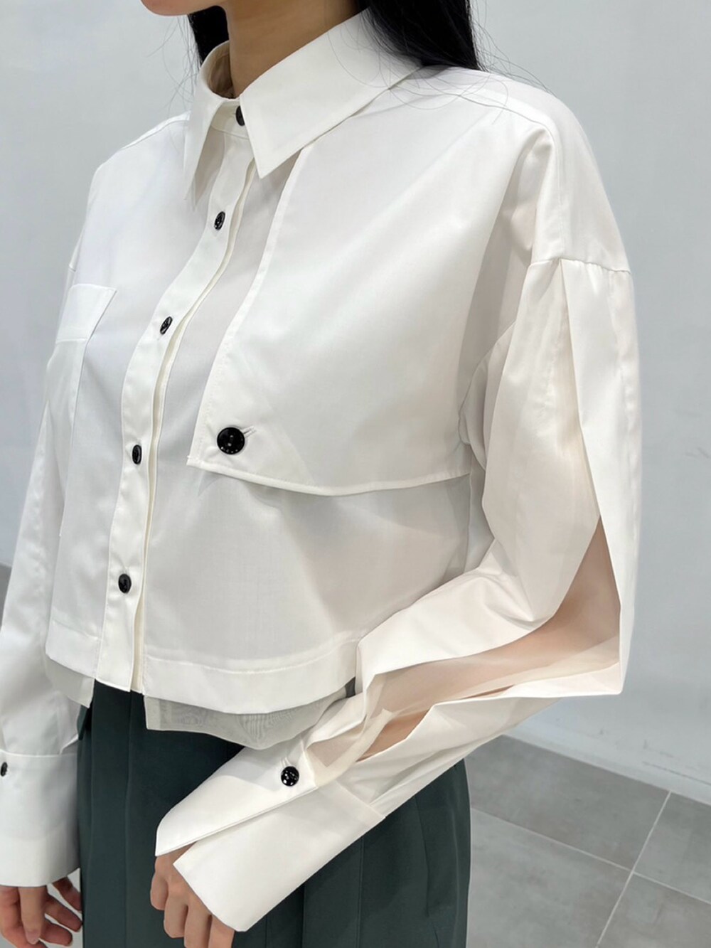 ホワイト系のシャツ/ブラウス、グリーン系のスカートを着用したレディースの秋コーディネートの5枚目の写真