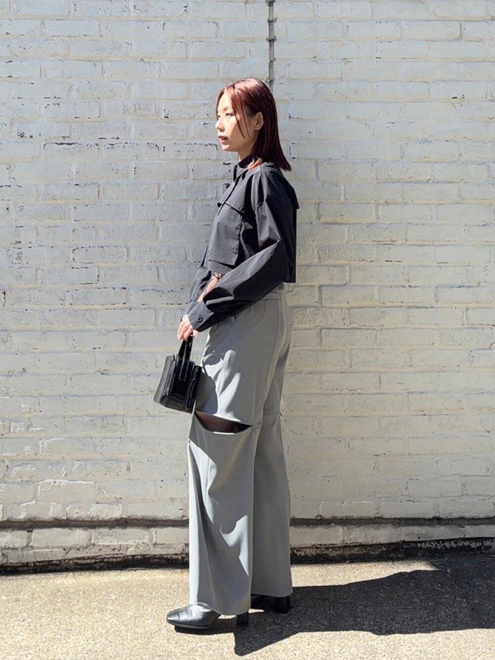 グレー系のその他パンツ、ブラック系のシャツ/ブラウスを着用したレディースの春コーディネートの2枚目の写真