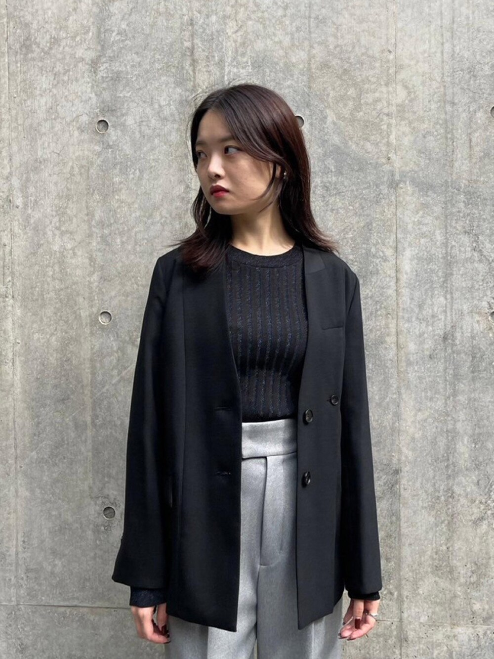 ブラック系のテーラードジャケット、グレー系のその他パンツを着用したレディースの秋コーディネートの5枚目の写真