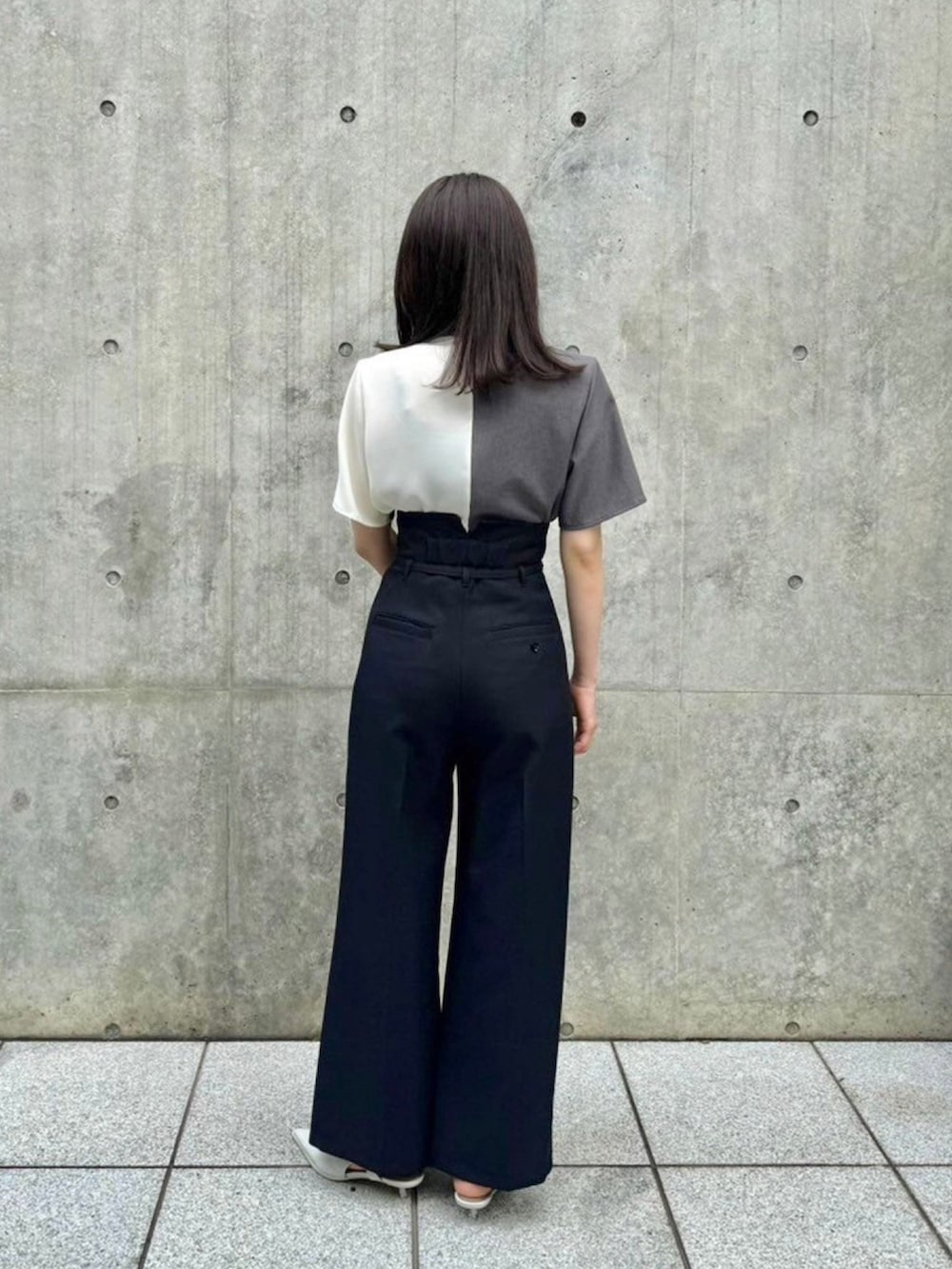 グレー系のシャツ/ブラウスを着用したレディースの春コーディネートの3枚目の写真