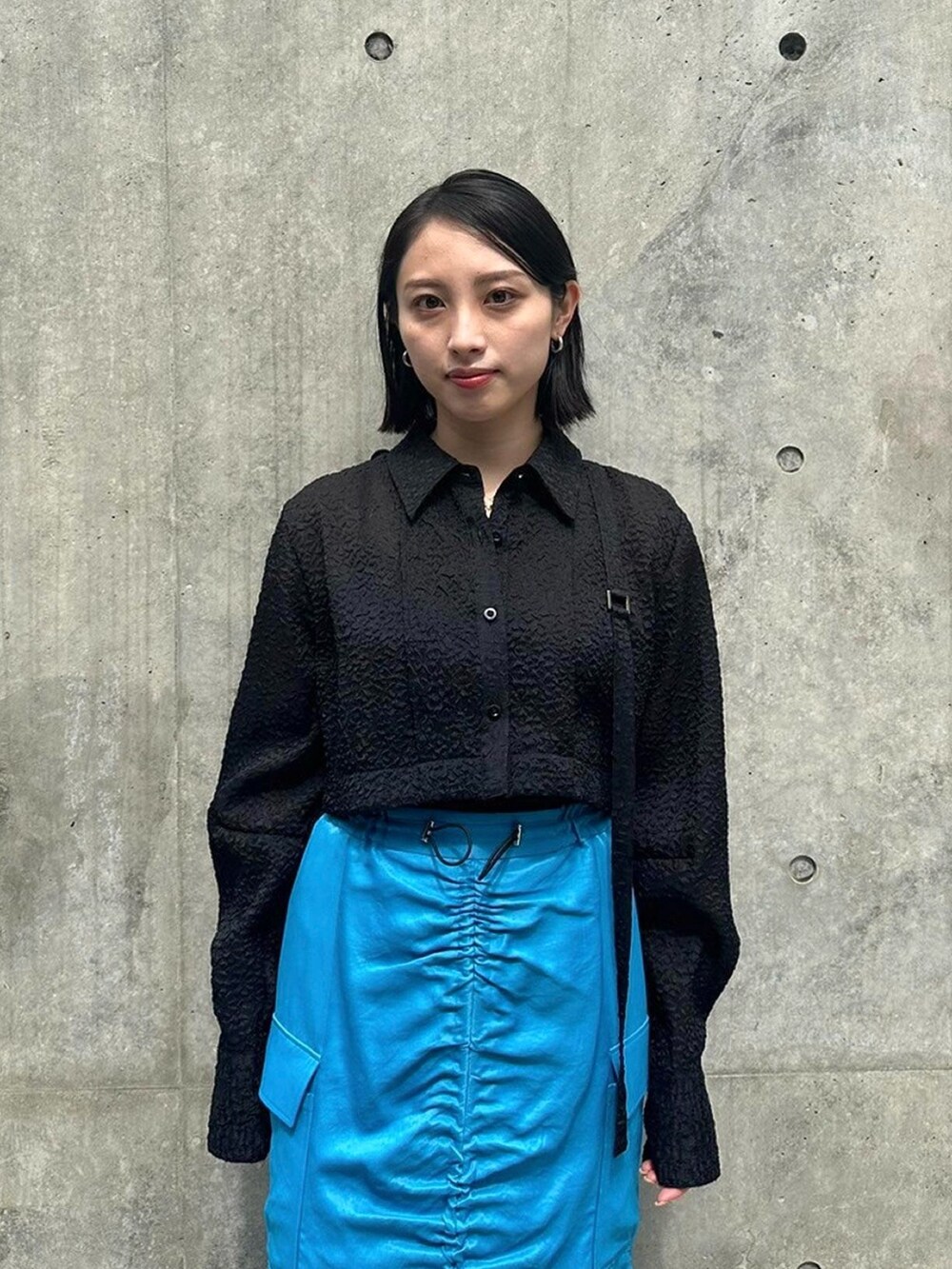 ブラック系のシャツ/ブラウスを着用したレディースの春コーディネートの7枚目の写真