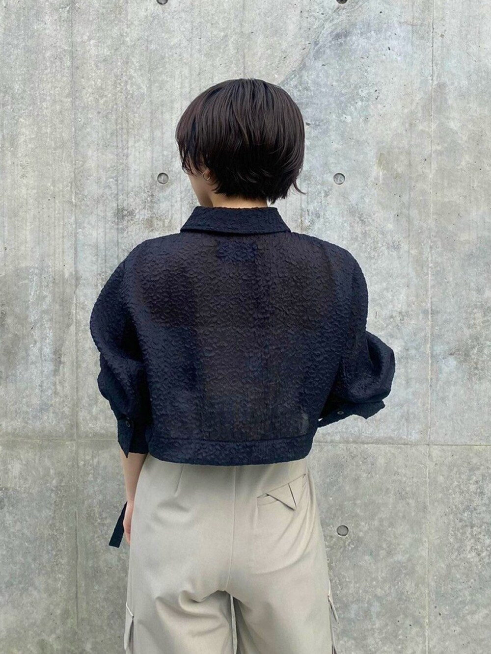 ベージュ系のカーゴパンツを着用したレディースの春コーディネートの8枚目の写真