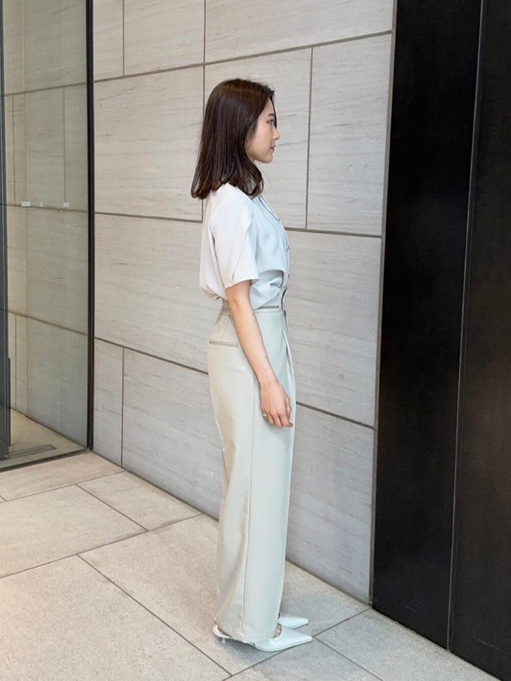 ベージュ系のシャツ/ブラウスを着用したレディースの春コーディネートの4枚目の写真