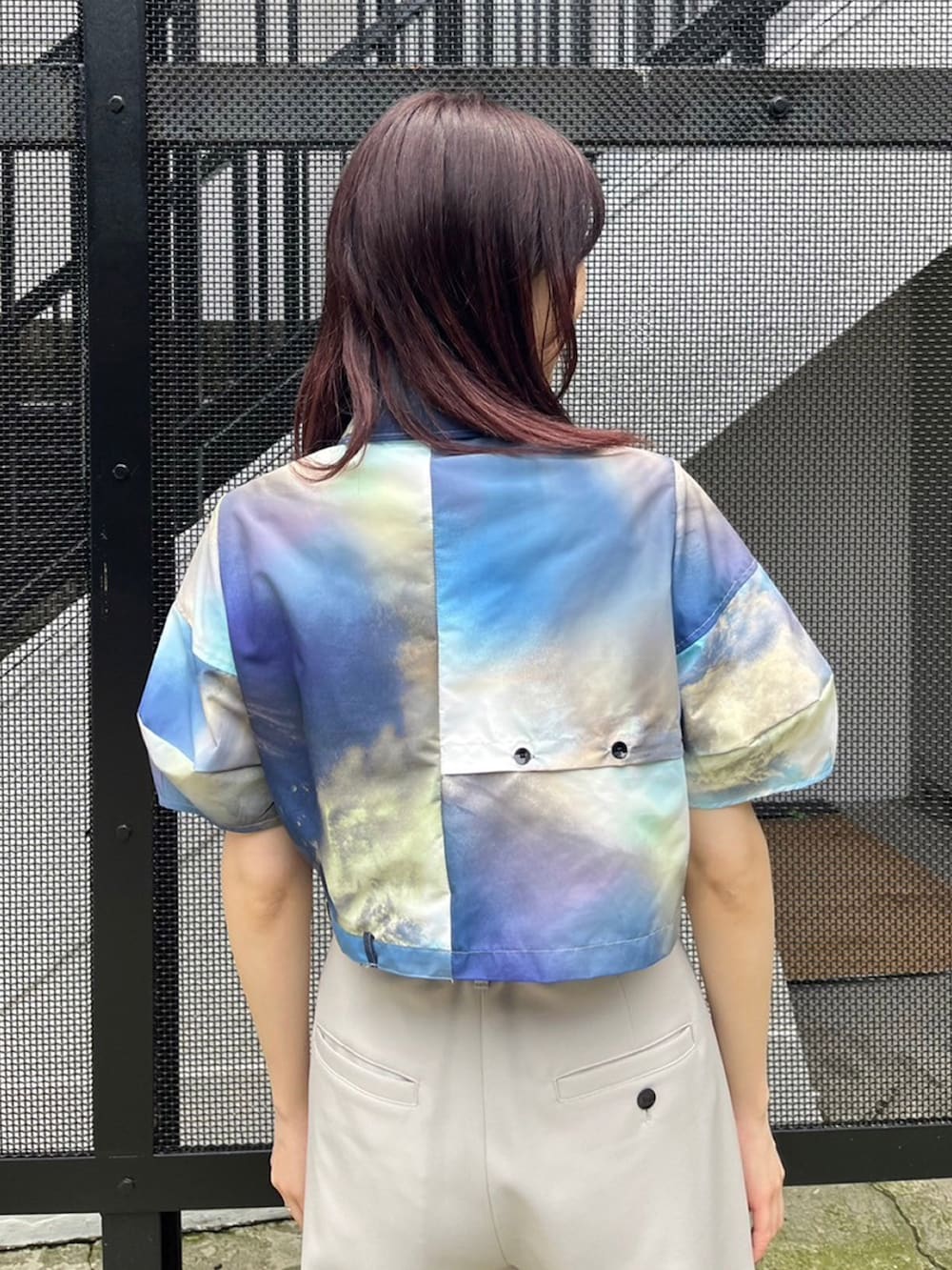 その他のシャツ/ブラウス、グレー系のスラックス、ホワイト系のブーツを着用したレディースの春コーディネートの7枚目の写真