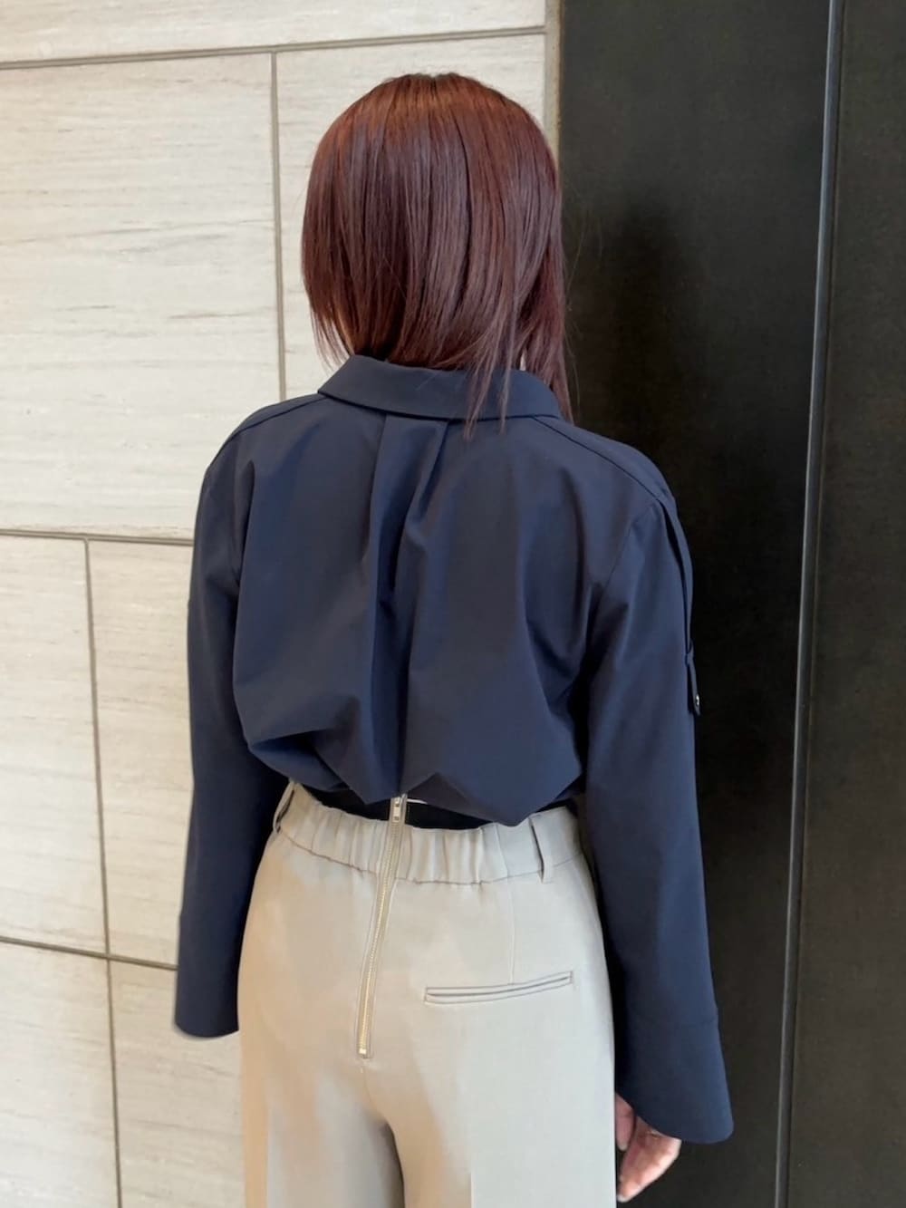 ベージュ系のその他パンツ、ブルー系のシャツ/ブラウスを着用したレディースの春コーディネートの6枚目の写真