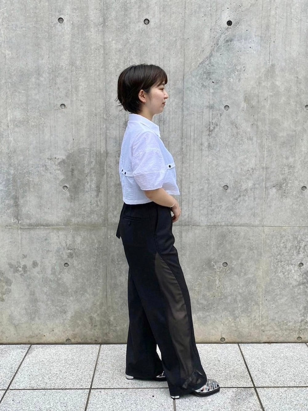 ホワイト系のシャツ/ブラウス、ブラック系のその他パンツを着用したレディースの春コーディネートの4枚目の写真