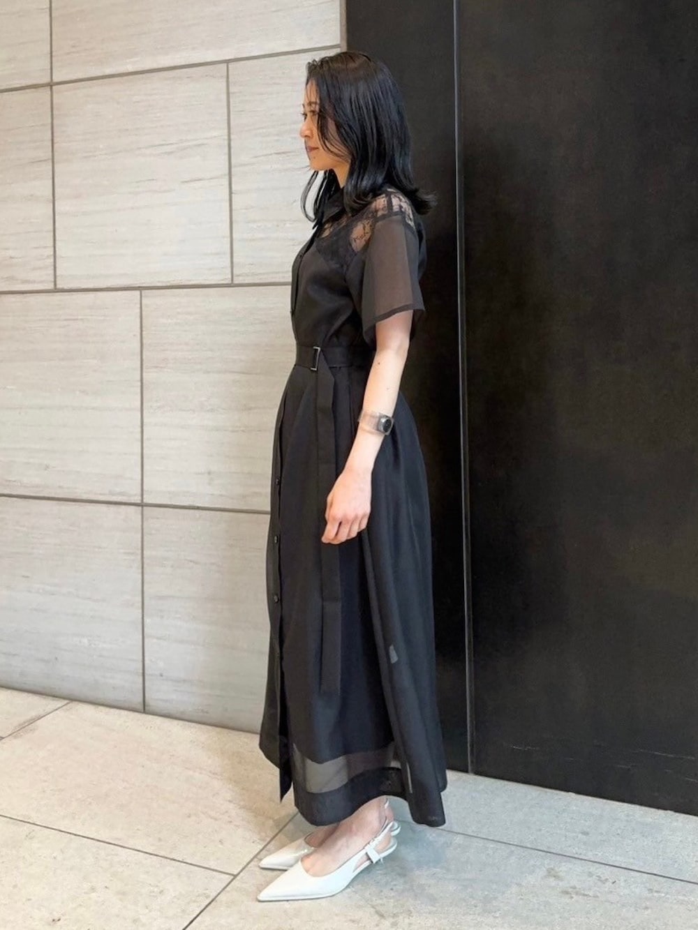 ブラック系のシャツワンピースを着用したレディースの春コーディネートの2枚目の写真