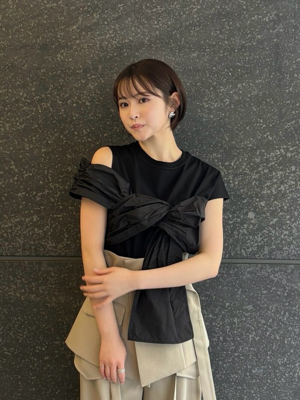 ブラック系のTシャツ/カットソー、ベージュ系のその他パンツを着用したレディースの夏コーディネートの3枚目の写真