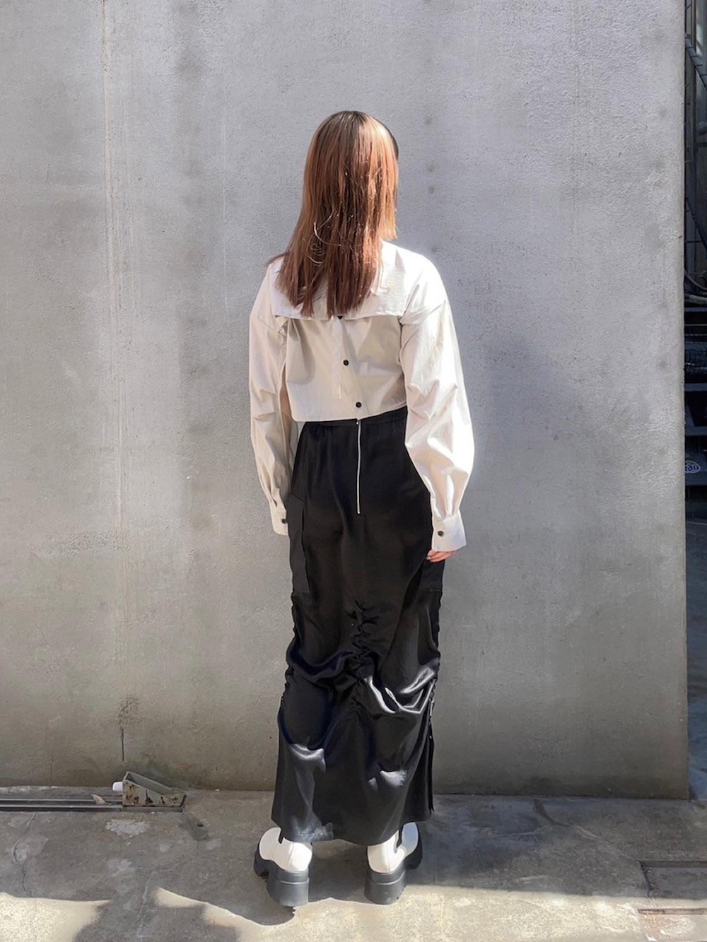 ベージュ系のシャツ/ブラウス、ブラック系のスカートを着用したレディースの春コーディネートの3枚目の写真