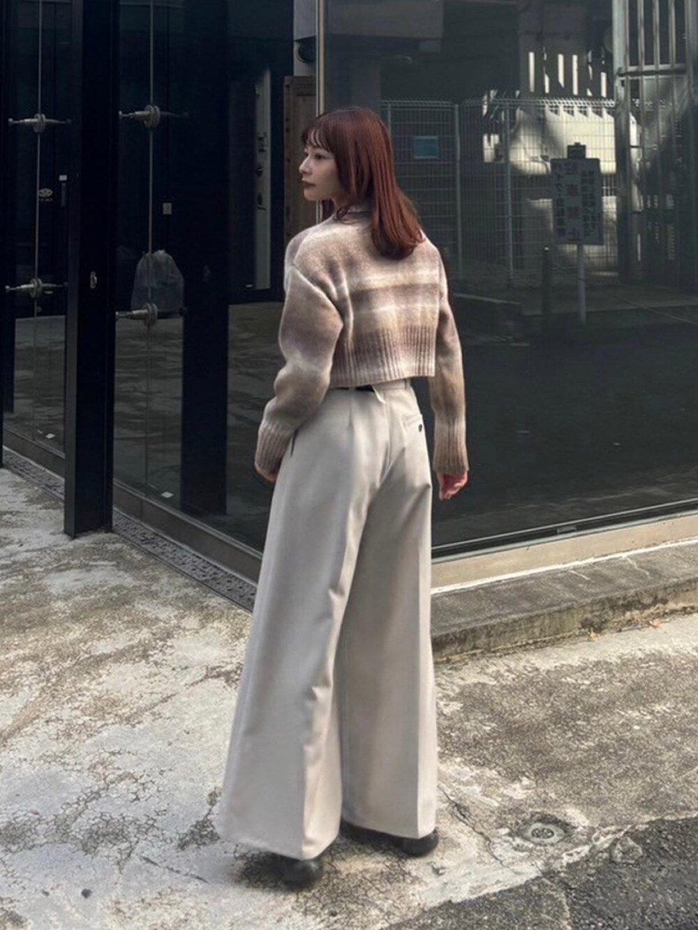 ベージュ系のニット/セーター、ベージュ系のその他パンツを着用したレディースの秋コーディネートの2枚目の写真