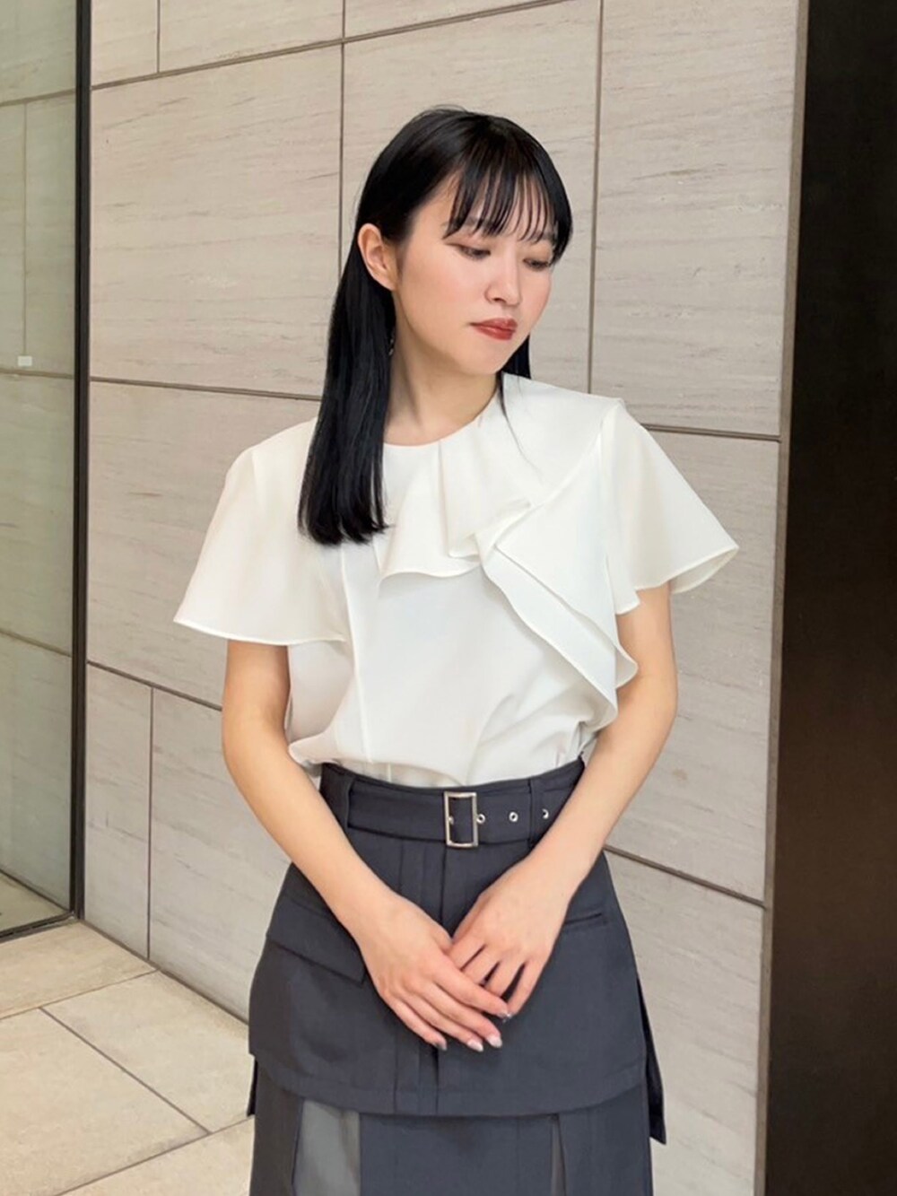 ホワイト系のシャツ/ブラウス、グレー系のスカートを着用したレディースの春コーディネートの5枚目の写真