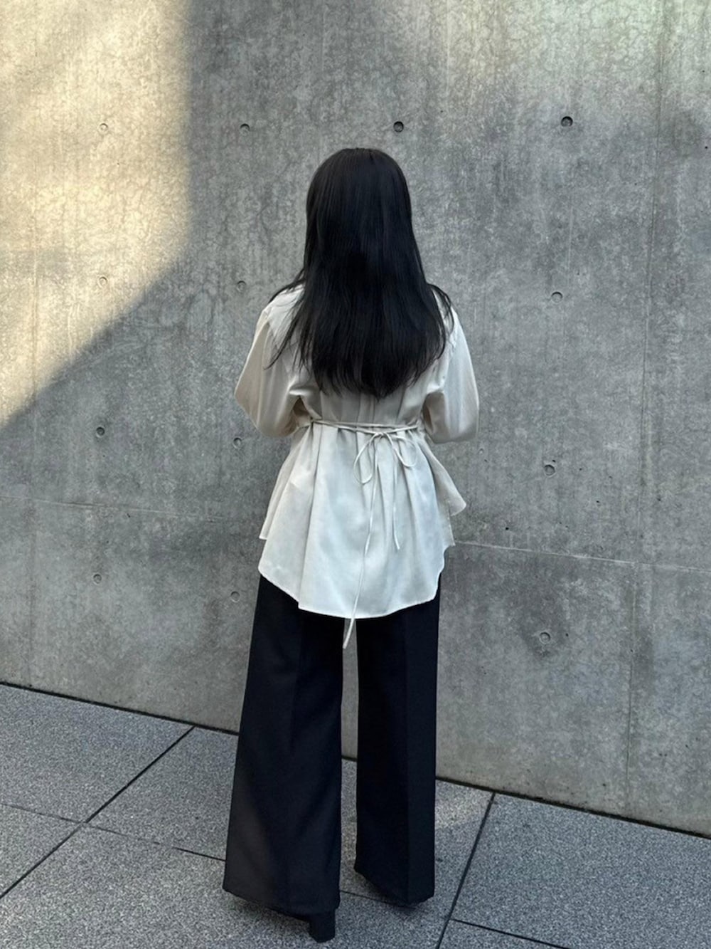 ベージュ系のシャツ/ブラウス、ブラック系のその他パンツを着用したレディースの秋コーディネートの3枚目の写真