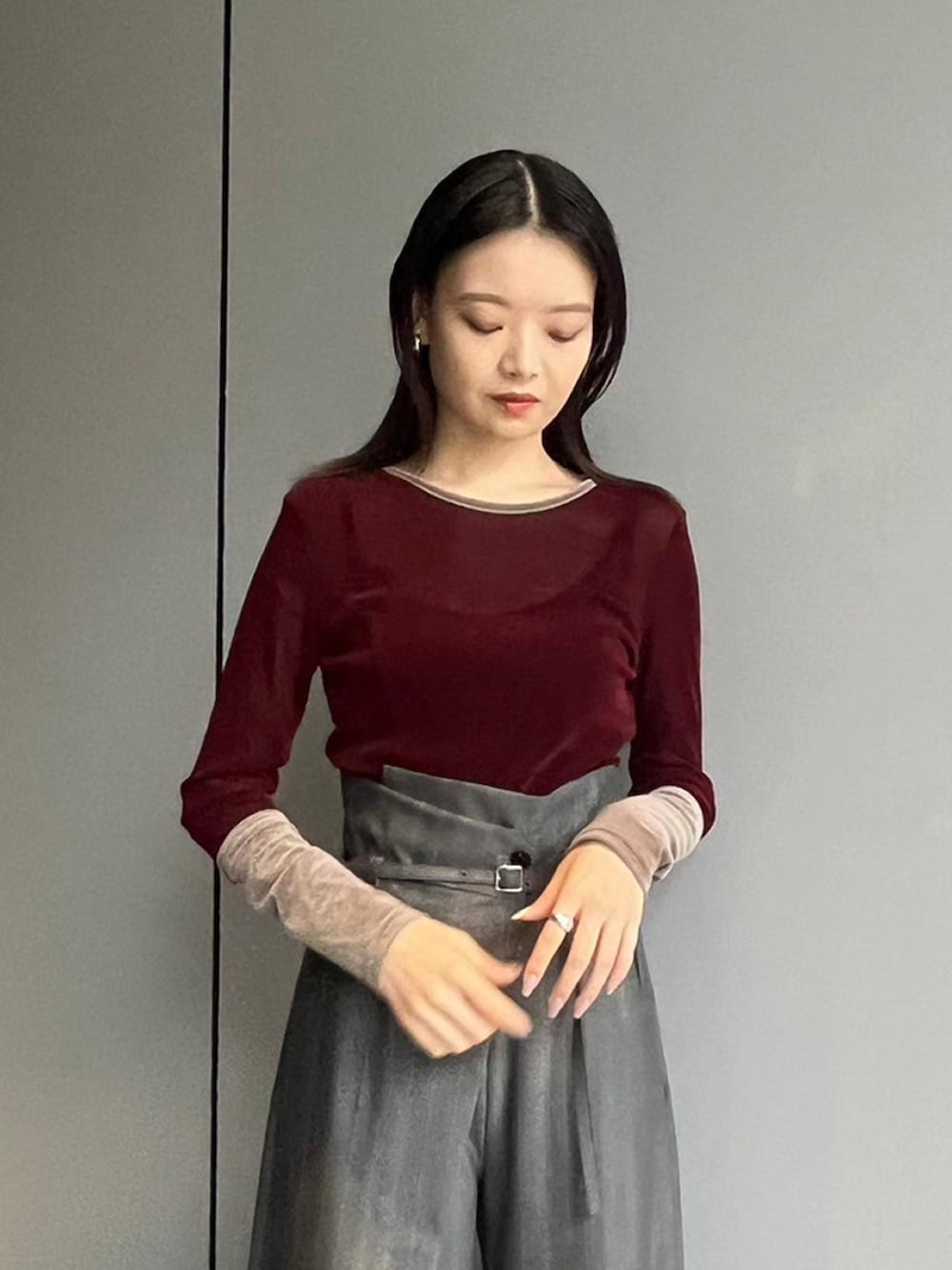 レッド系のTシャツ/カットソー、その他のその他パンツを着用したレディースの秋コーディネートの4枚目の写真