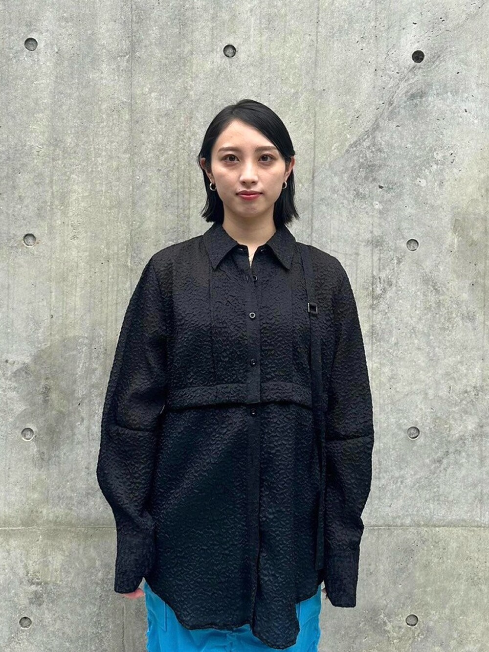 ブラック系のシャツ/ブラウスを着用したレディースの春コーディネートの5枚目の写真