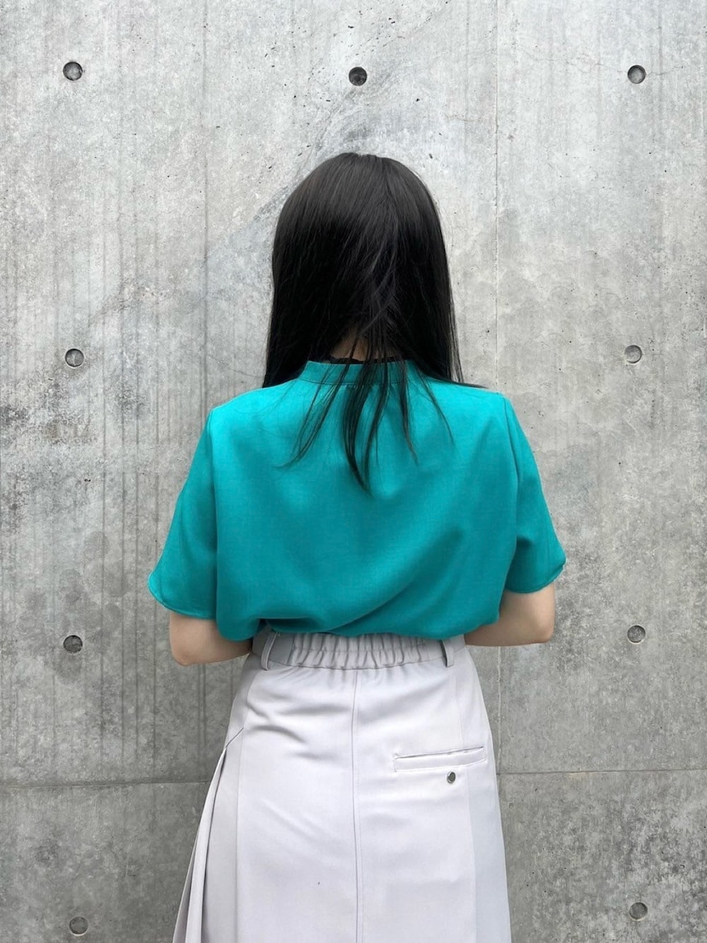 グリーン系のシャツ/ブラウス、ベージュ系のスカートを着用したレディースの春コーディネートの6枚目の写真