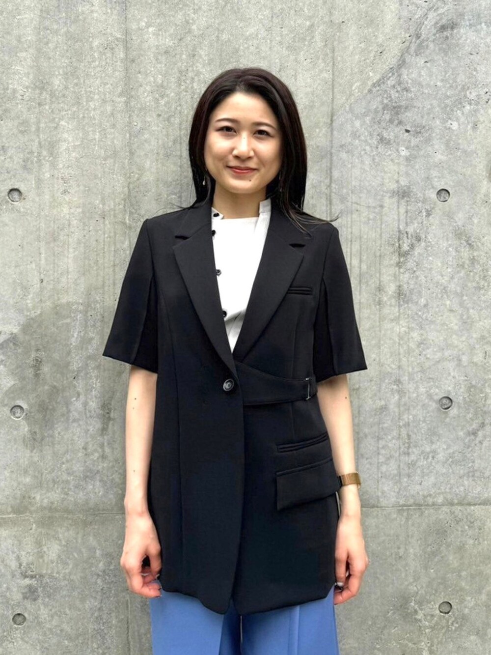 ブラック系のテーラードジャケットを着用したレディースの春コーディネートの6枚目の写真