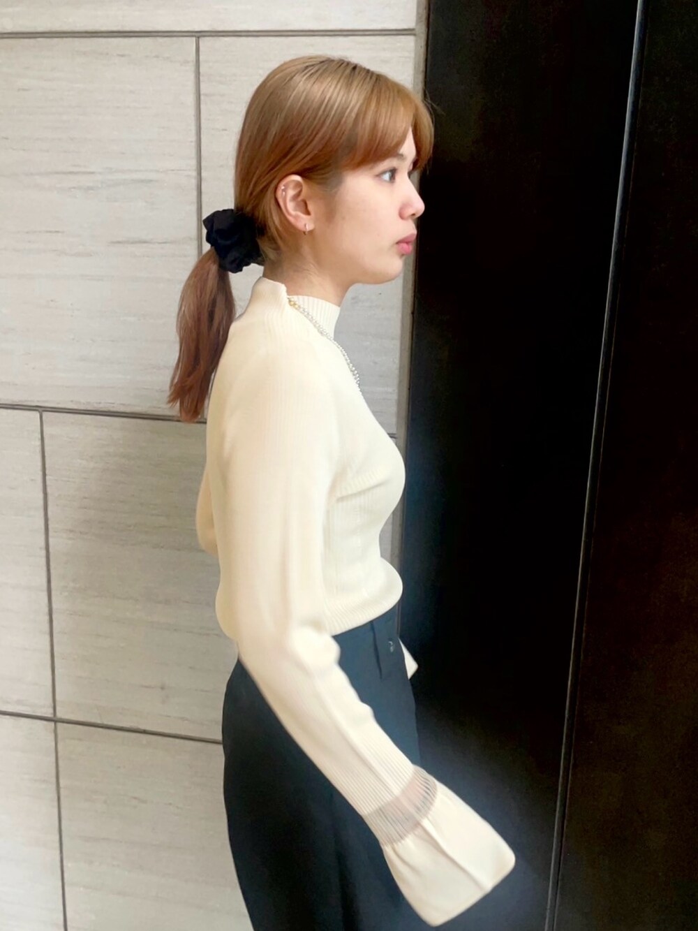 ブラック系のその他パンツ、ベージュ系のニット/セーターを着用したレディースの春コーディネートの5枚目の写真