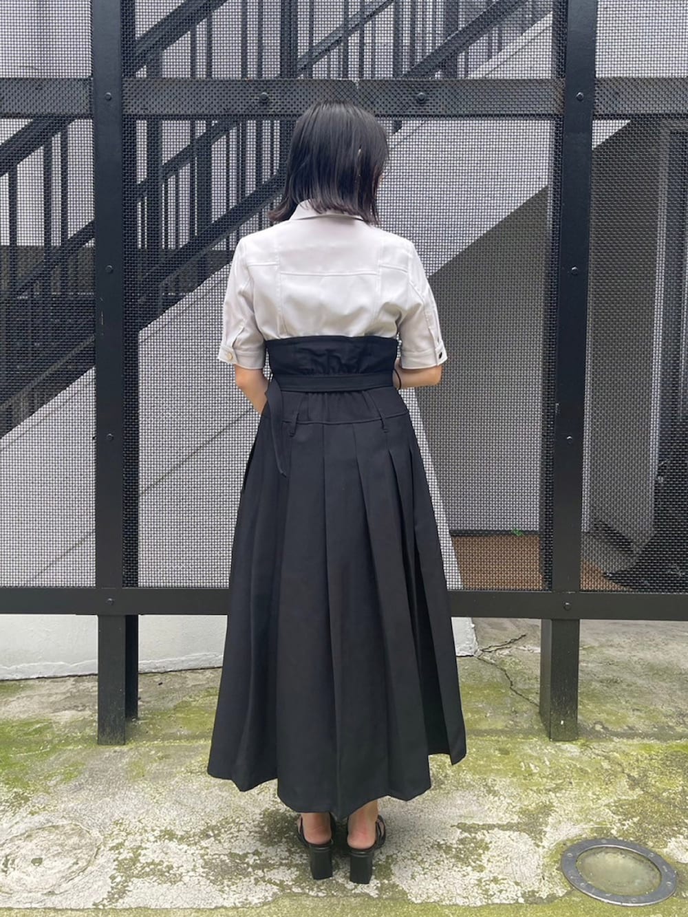 ベージュ系のワンピースを着用したレディースの夏コーディネートの2枚目の写真