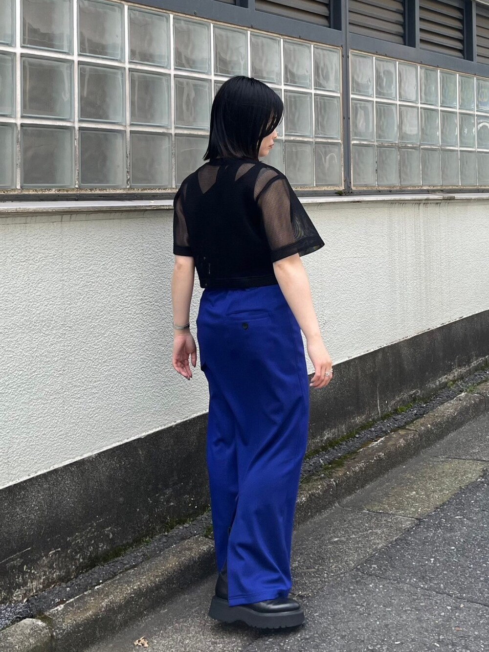 ブラック系のシャツ/ブラウス、ブラック系のタンクトップ、ブルー系のスカートを着用したレディースの春コーディネートの2枚目の写真