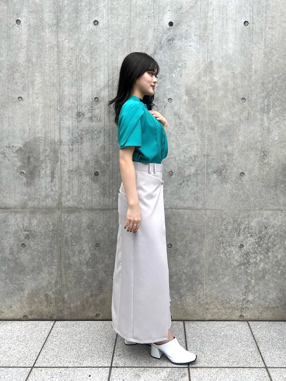 グリーン系のシャツ/ブラウス、ベージュ系のスカートを着用したレディースの春コーディネートの4枚目の写真