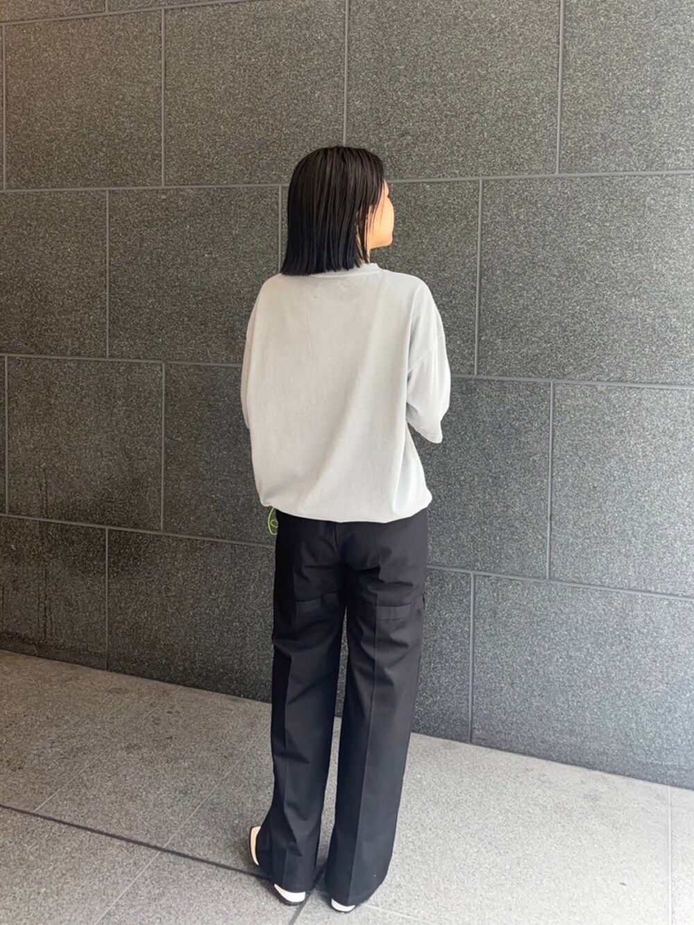 グレー系のTシャツ/カットソー、ブラック系のその他パンツを着用したレディースの夏コーディネートの3枚目の写真