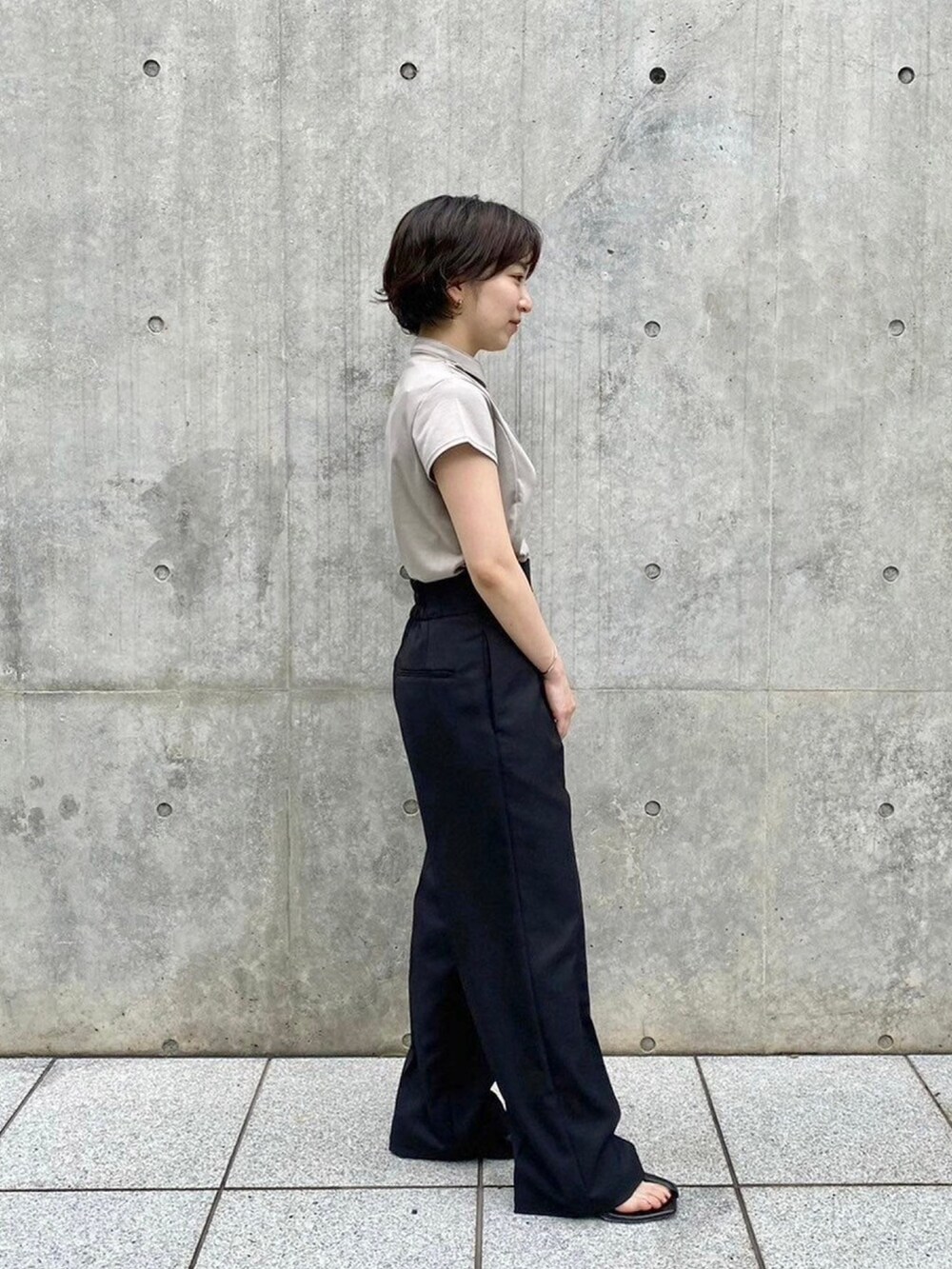 ベージュ系のTシャツ/カットソーを着用したレディースの春コーディネートの4枚目の写真