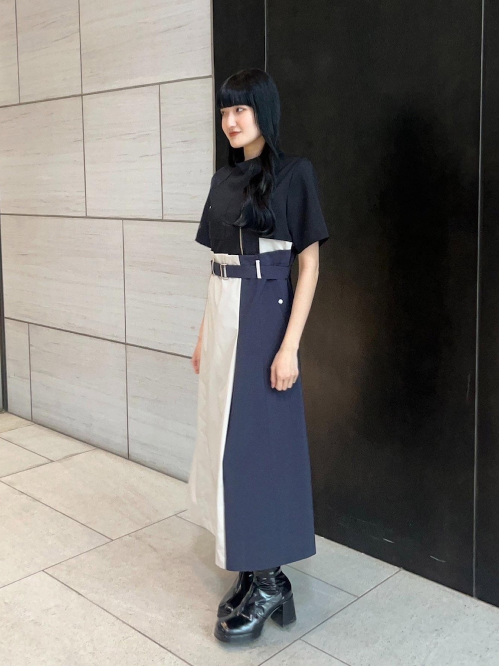 「UNITED TOKYOのアーティクルコンビワンピース（ワンピース、ブラック系）」を使った、UNITED TOKYO STAFFさん（レディース・165cm）の春コーディネートの2枚目の写真