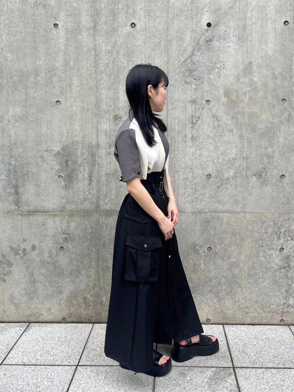 グレー系のシャツ/ブラウス、ブラック系のスカートを着用したレディースの春コーディネートの4枚目の写真