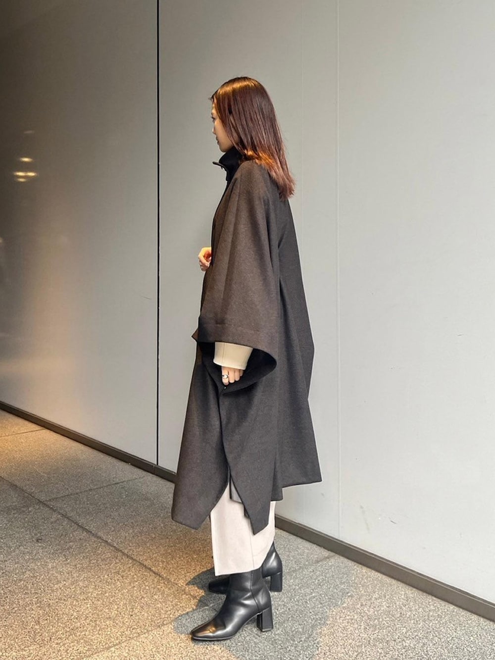 「UNITED TOKYOのロングケープコート（ポンチョ、グレー系）」を使った、UNITED TOKYO STAFFさん（レディース・163cm）の秋コーディネートの2枚目の写真