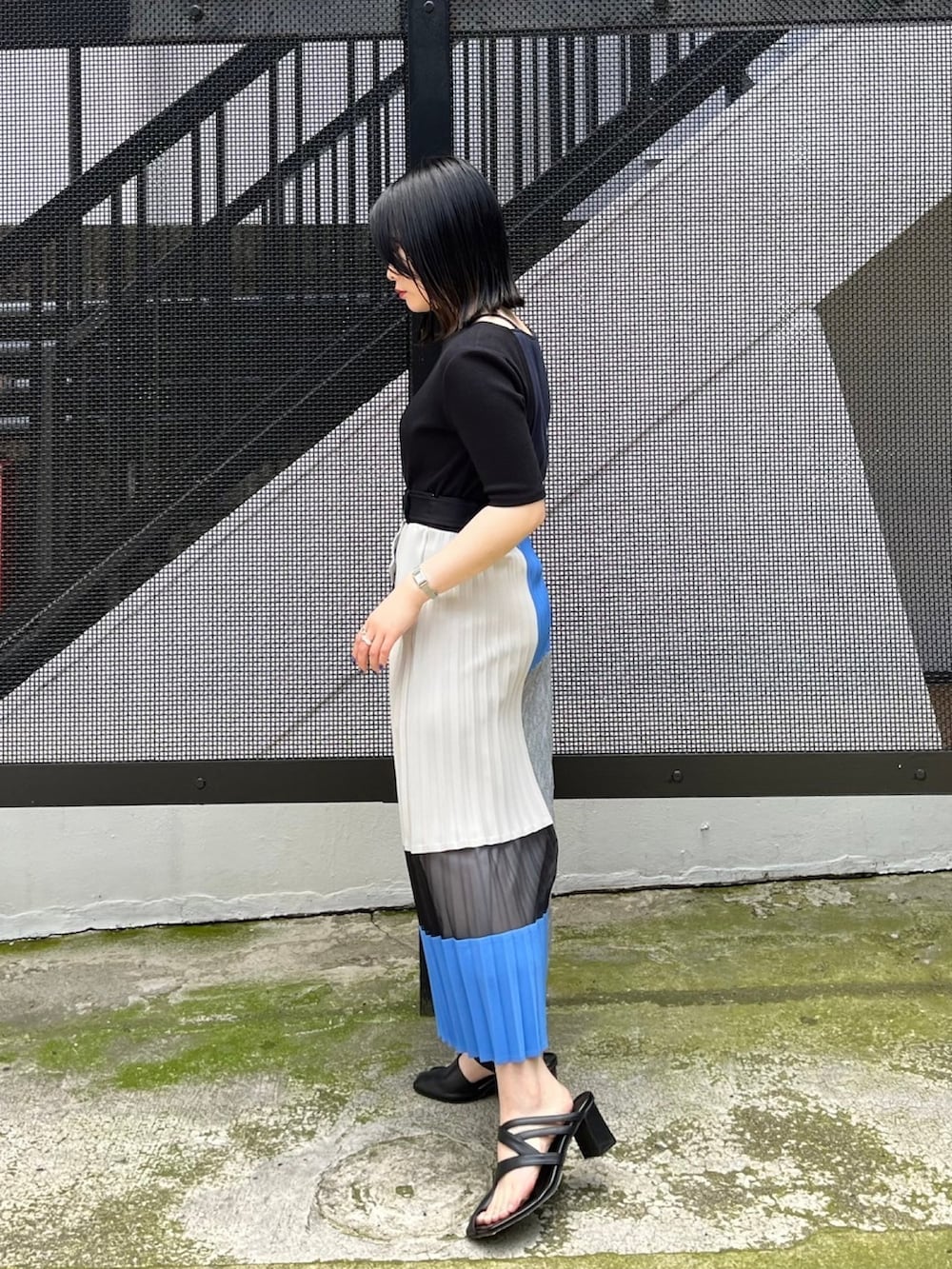 ブラック系のTシャツ/カットソー、ブルー系のスカートを着用したレディースの春コーディネートの2枚目の写真