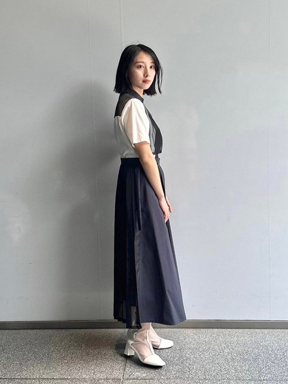 ブラック系のシャツワンピースを着用したレディースの春コーディネートの4枚目の写真