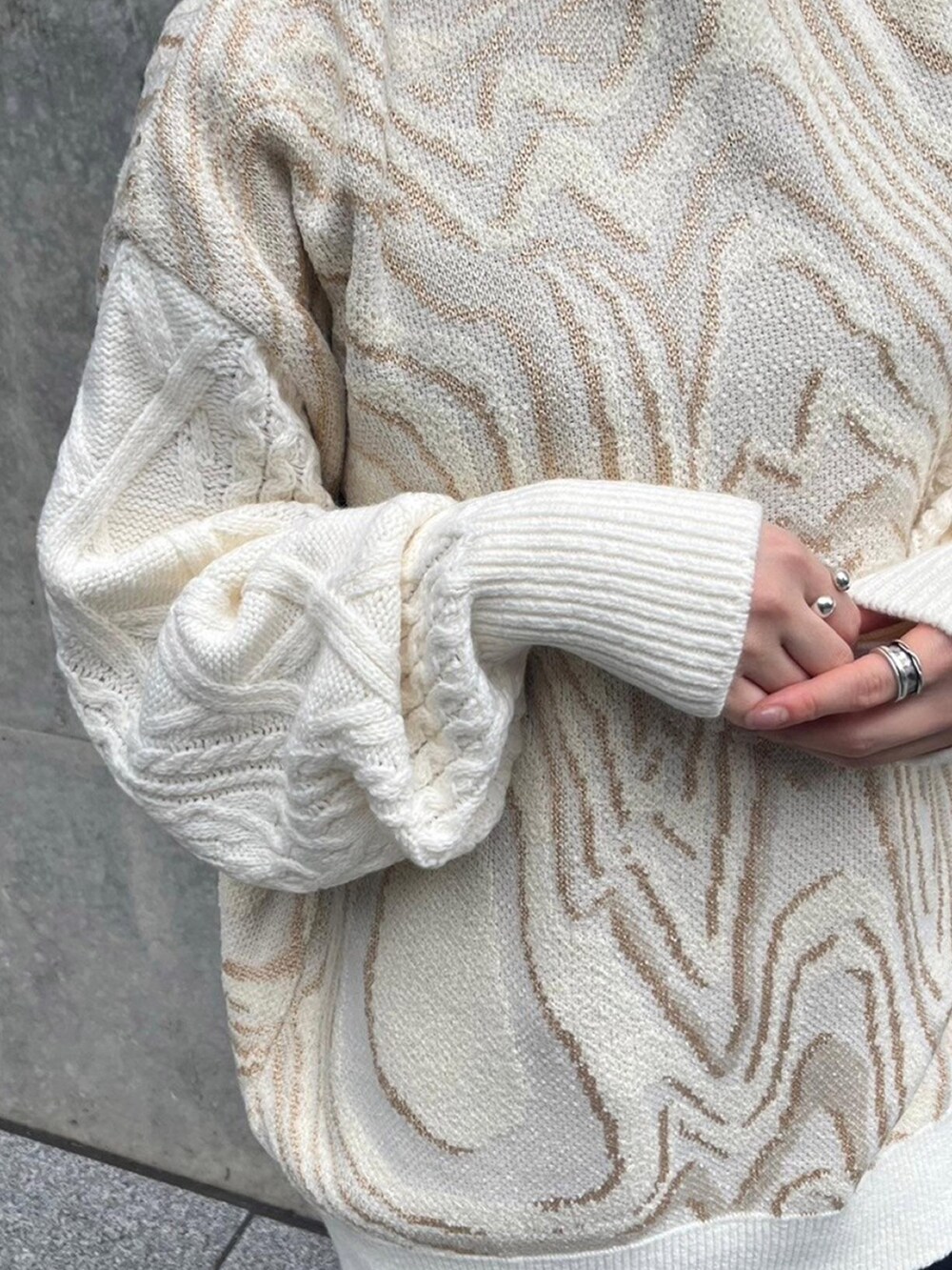 ホワイト系のニット/セーター、ブラック系のその他パンツを着用したレディースの秋コーディネートの5枚目の写真