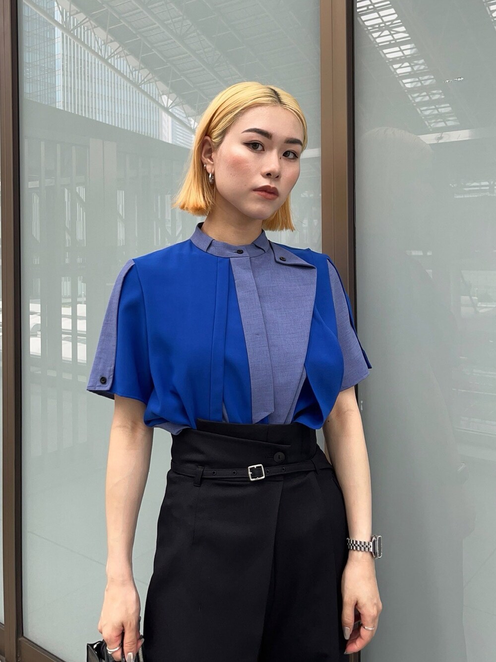 ブルー系のシャツ/ブラウス、ブラック系のスラックスを着用したレディースの夏コーディネートの4枚目の写真