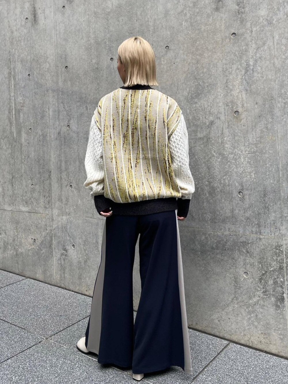 その他のニット/セーター、ブルー系のその他パンツを着用したレディースの秋コーディネートの3枚目の写真