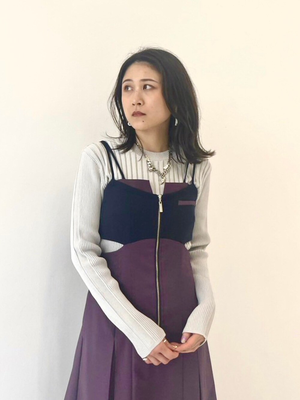 パープル系のワンピースを着用したレディースの秋コーディネートの4枚目の写真