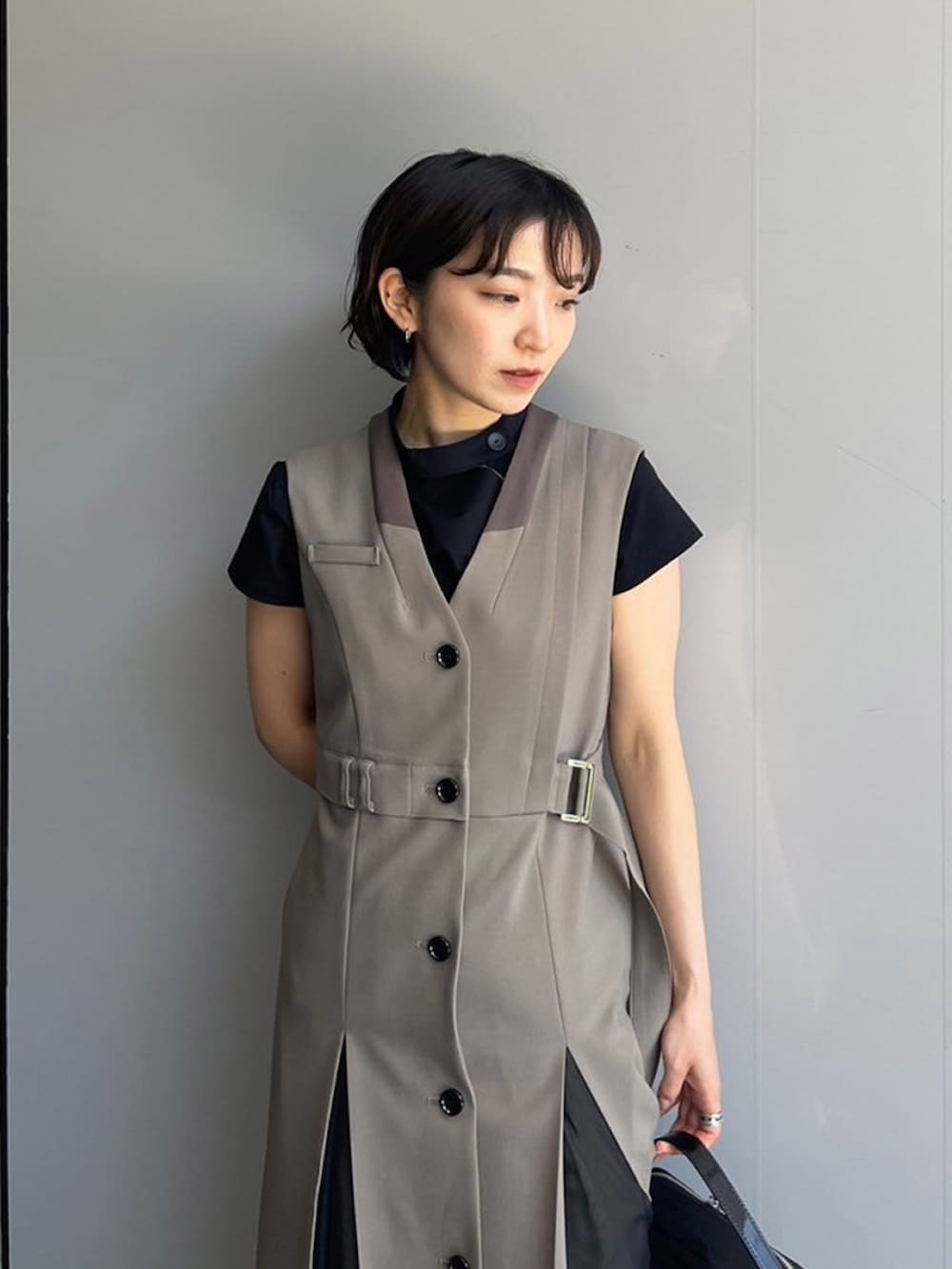 ブラック系のTシャツ/カットソー、ベージュ系のワンピースを着用したレディースの夏コーディネートの3枚目の写真