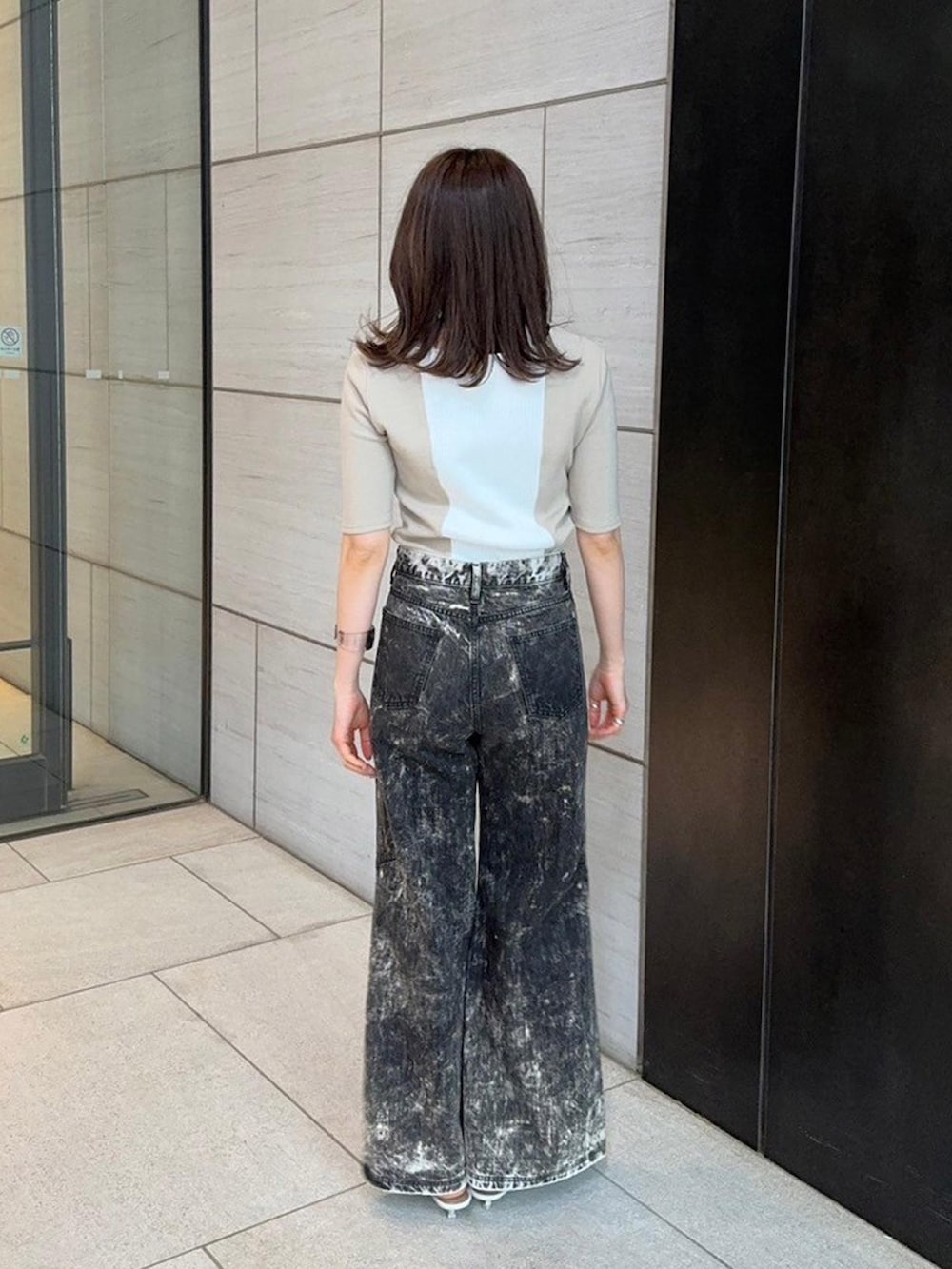 ベージュ系のTシャツ/カットソーを着用したレディースの春コーディネートの3枚目の写真