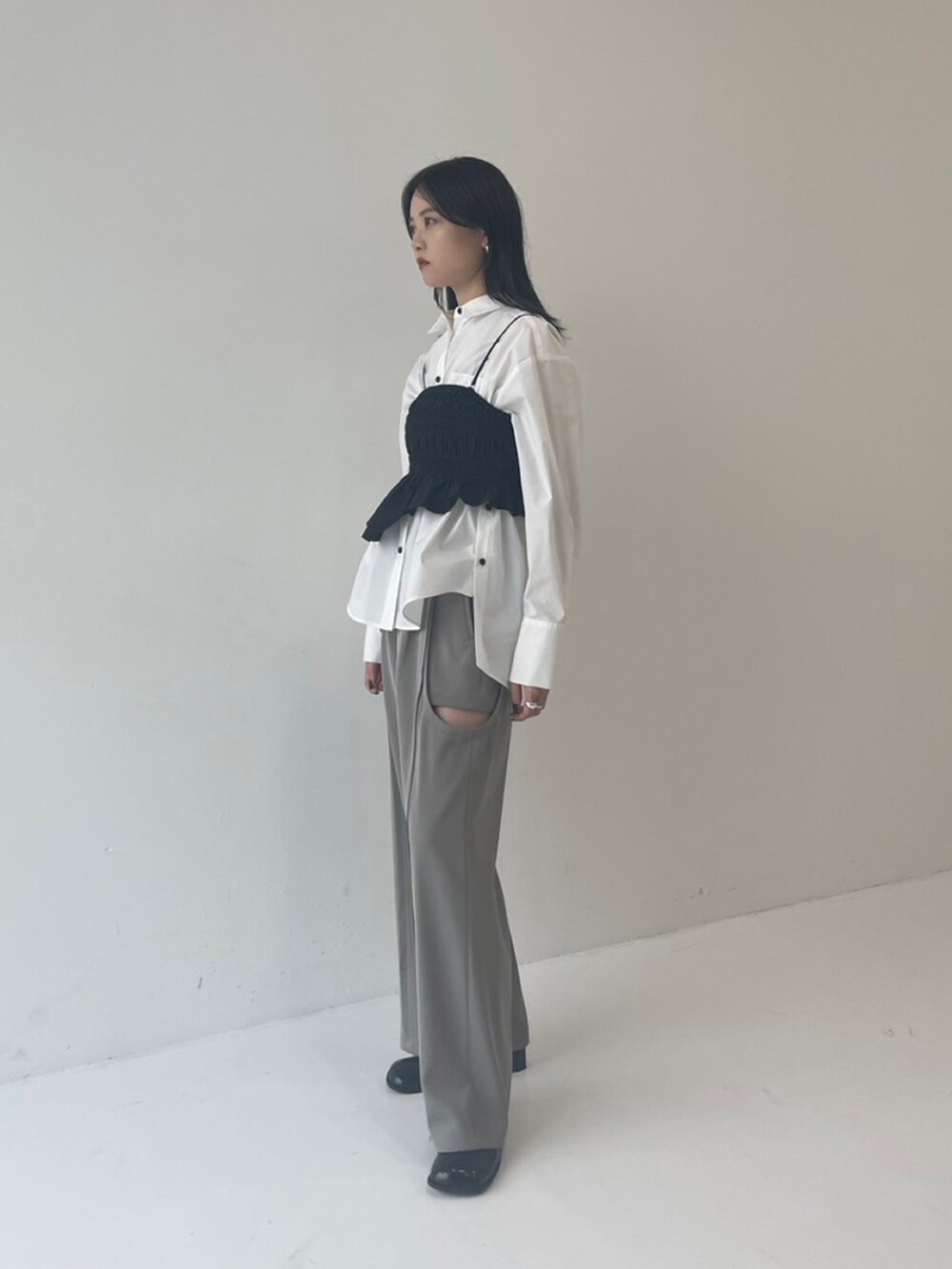 ホワイト系のシャツ/ブラウス、グレー系のその他パンツを着用したレディースの秋コーディネートの2枚目の写真